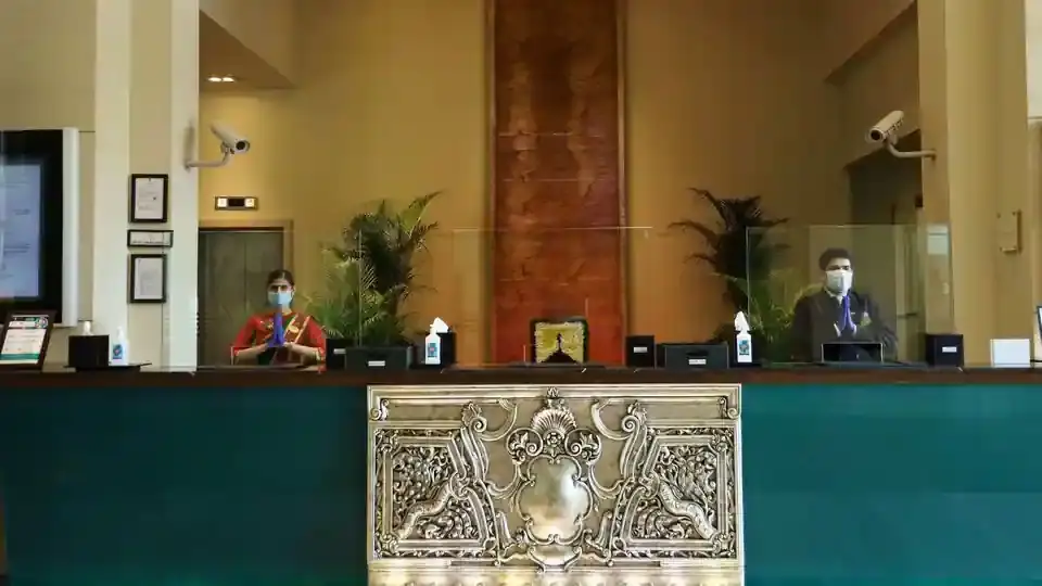 Dentro de um Hotel de Luxo: QR Codes, Refeições pré-preparadas e outros Protocolos de pandemia